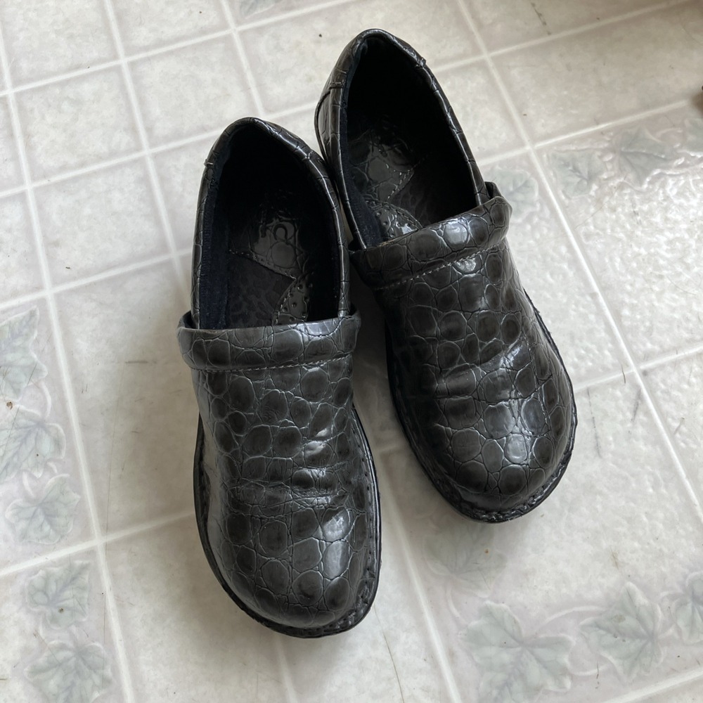 BOC BY BORN  PEGGY COMFORT CLOGS Dark Gray Vegan Alligator  US 7.5/ 38.5